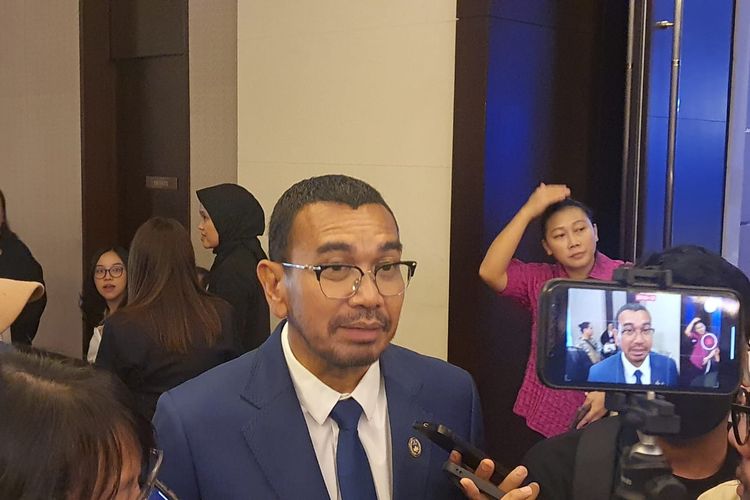 Anggota komite Eksekutif (Exco) PSSI Arya Sinulingga saat meladeni pertanyaan awak media dalam sesi doorstop setelah proses pelantikan kepengurusan PSSI di Hotel Fairmont, Jakarta, pada Jumat (26/5/2023) sore WIB.
