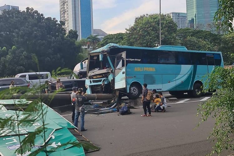 Sebuah bus menabrak tiang rambu penunjuk jalan di Jalan Tol Meruya, Kembangan, Jakarta Barat, pada Rabu (1/9/2021)