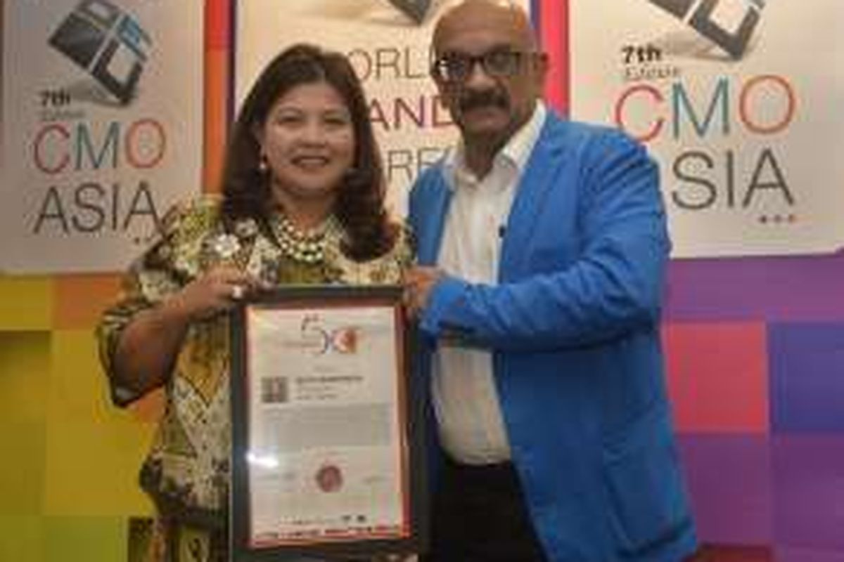 Novita Rumngangun, Chief Marketing Officer Manulife Indonesia menerima penghargaan 'Asia's 50 Women Leaders' dari Dr. R.L Bhatia selaku Founder  dalam ajang  