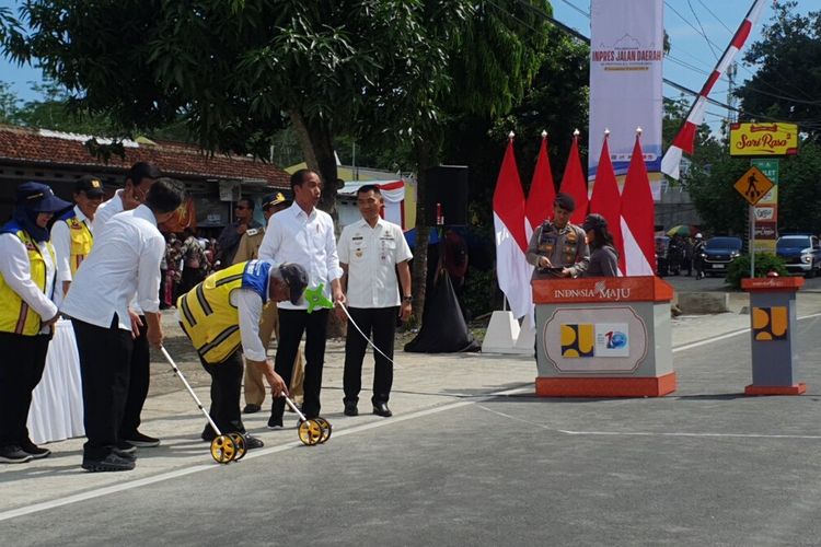 Presiden Jokowi membawa meteran mengukur lebar jalan Wonosari- Mulo, Wonosari, Gunungkidul. Selasa (30/1/2024)