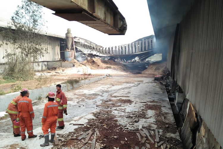Petugas pemadam kebakaran berusaha memadamkan api di pabrik kayu PT Aneka Loka Nusa Utama di Jalan Mayjend Sungkono, Kelurahan Gulomantung, Kecamatan Kebomas, Gresik, Jawa Timur, Minggu (8/5/2022).