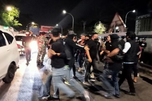 Polisi Bubarkan Demonstrasi Hari Pendidikan Nasional di Makassar, 7 Mahasiswa Diamankan