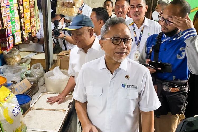 Menteri Perdagangan (Mendag) Zulkifli Hasan menyidak Pasar Klender SS di Jatinegara, Cakung, Jakarta Timur, Senin (26/2/2024).