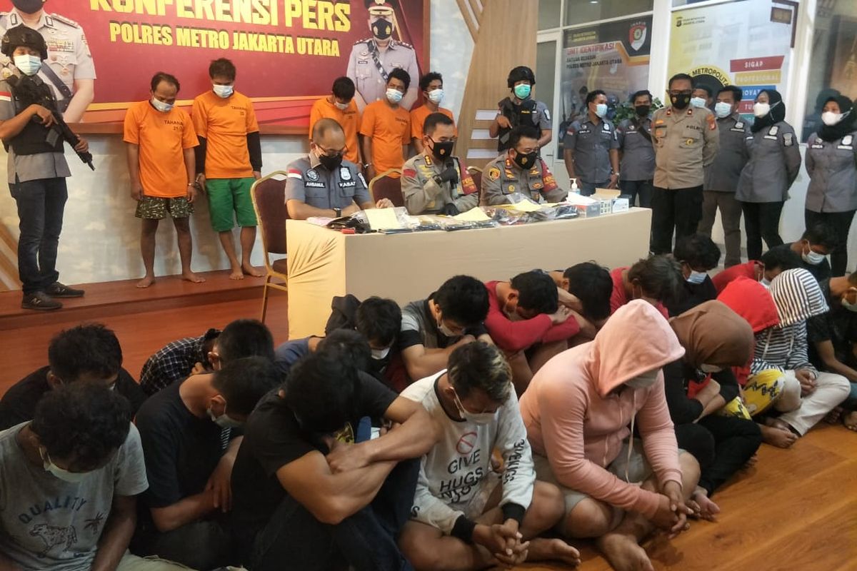 Satres Narkoba Polres Metro Jakarta Utara telah menangkap tiga orang bandar narkoba dan puluhan orang lainnya yang kedapatan sedang pesta sabu di sebuah vila di kawasan Cipanas, Jawa Barat. Kasus inu diungkap di Polres Metro Jakarta Utara, Jumat (4/6/2021).