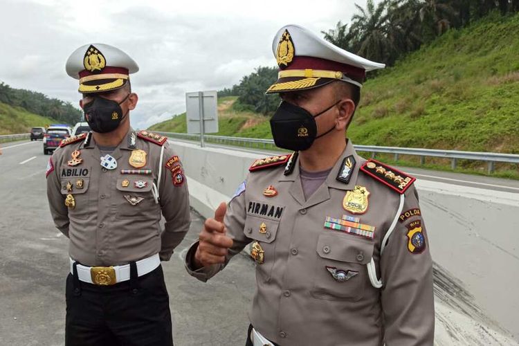 Petugas Ditlantas Polda Riau melakukan patroli untuk mencegah pengemudi yang melebihi batas kecepatan atau over speed di jalan tol Pekanbaru-Dumai, Minggu (17/01/2021).