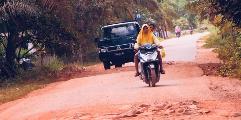 Jalan yang menghubungkan Kecamatan Kendawangan-Ketapang, Kabupaten Ketapang, Kalimantan Barat (Kalbar) berlubang dan rusak parah namun tak kunjung diperbaiki, Minggu (23/6/2024). Padahal jalan tersebut masuk dalam Intruksi Presiden Jalan Daerah. Akibatnya sejumlah warga berang, bahkan menuding pemerintah telah berbohong.