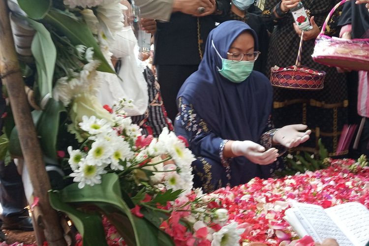 Bupati Bogor Ade Yasin bersama keluarga menghadiri pemakaman suami, Yanwar Permadi di Taman Makam Pahlawan (TMP), Pondok Rajeg, Cibinong, Kabupaten Bogor, Kamis (24/9/2020).
