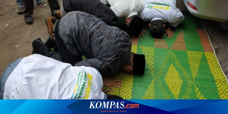 Unggul Quick Count Pilkada Tasikmalaya Iwan Saputra Iip Miftahul Paos Sujud Syukur Di Pinggir Jalan Halaman All Kompas Com