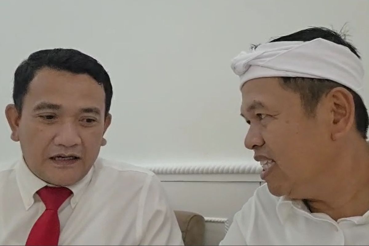 Gubernur Jawa Barat Dedi Mulyadi didampingi Kepala BKD Jawa Barat Dedi Supandi di Bandung, Kamis (17/7/2025).