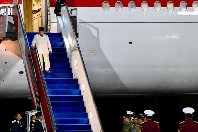 Presiden Prabowo Subianto tiba di Indonesia usai menghadiri Konferensi Tingkat Tinggi (KTT) APEC di Korea Selatan, pada Sabtu (1/11/2025) pukul 18.55 WIB. 