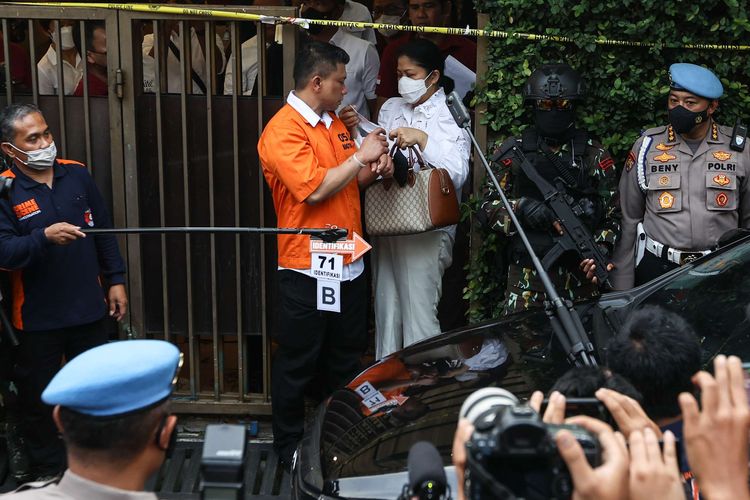 Tersangka Ferdy Sambo dan Putri Candrawathi saat menjalani rekonstruksi kasus pembunuhan Brigadir J di rumah dinas Ferdy Sambo, Duren Tiga, Jakarta Selatan, Selasa (30/8/2022). Saat rekonstruksi penampilan Putri Candrawathi menjadi sorotan saat terlihat menenteng tas Gucci varian GG Supreme Boston Bag berwarna coklat.
