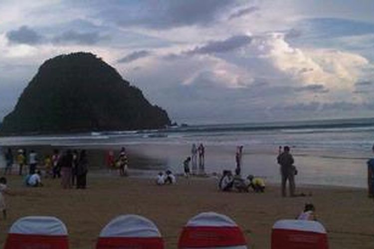 Pulau Merah di Kecamatan Pesanggaran, Kabupaten Banyuwangi, Jawa Timur.