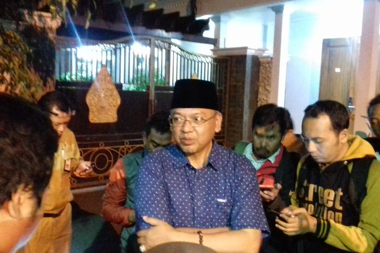 Bupati Malang Rendra Kresna saat memberikan keterangan usai rumah dinasnya di Pendopo Kabupaten Malang digeledah KPK, Senin (8/10/2018)