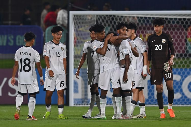 Ekspresi pemain Timnas U17 Indonesia usai dikalahkan Zambia pada laga Grup H Piala Dunia U17 di Lapangan 7 Aspire Zone, Doha, Qatar, Selasa (4/11/2025) waktu setempat. Timnas U17 Indonesia kalah dengan skor 1-3.
