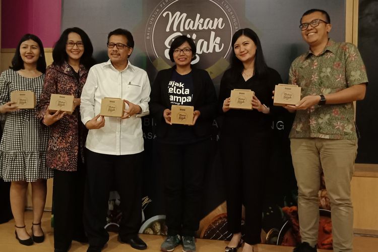 Assistant Brand Manager Mylanta Dinda Parameswari, Annisa Paramitha dari Waste4Change serta Direktur dan Peneliti bidang Ekonomi Agribisnis IPB Arief Daryanto, Ph.D (kedua dari kanan ke kiri) seusai peluncuran kamanye Makan Bijak oleh Mylanta di Kota Kasablanka, Jakarta, Selasa (15/5/2018).
