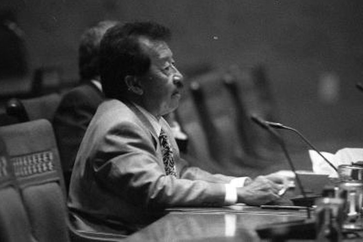 Bob Hasan di Sidang Komisi DPR pada Februari 2000.