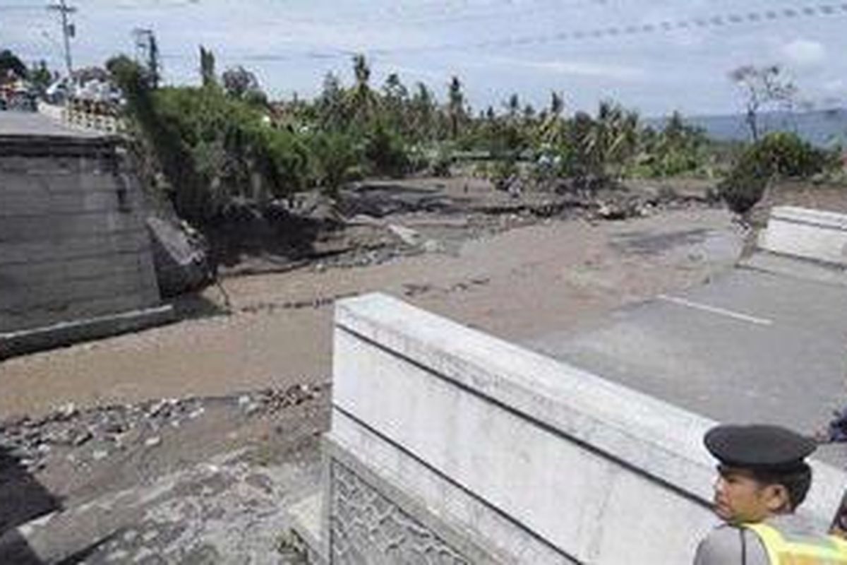 Arus lalu lintas pada jalur utama Yogyakarta-Magelang untuk kendaraan beroda empat atau lebih, Kamis (31/3/2011), masih terputus pascaruntuhnya jembatan di atas Sungai Pabelan, Muntilan, Jawa Tengah, akibat terjangan banjir lahar dingin sehari sebelumnya. Hal itu mengakibatkan pengguna mobil, bus, maupun truk, harus menempuh jalur alternatif di kawasan Borobudur dan mengalami kemacetan karena badan jalan jalur alternatif lebih sempit dibanding dengan jalan pada jalur utama. 
