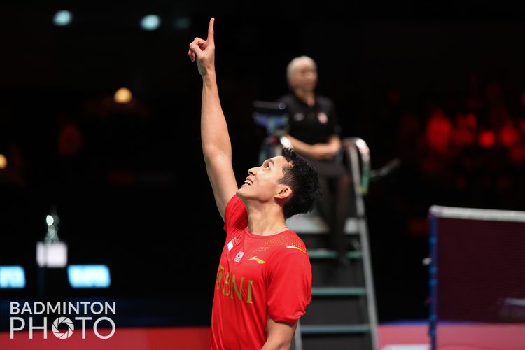 Tunggal putra Indonesia Jonatan Christie saat merayakan kemenangan atas Anders Antonsen pada semifinal Piala Thomas 2020 di Ceres Arena, Aarhus, Denmark, Sabtu (16/10/2021). Jojo menjadi salah satu penyumbang poin yang mengantarkan Indonesia meraih kemenangan 3-1 atas Denmark.