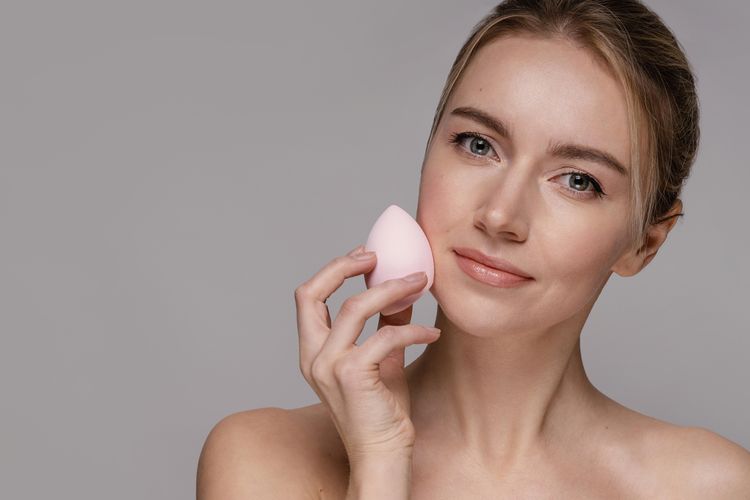 Ilustrasi penggunaan beauty blender.