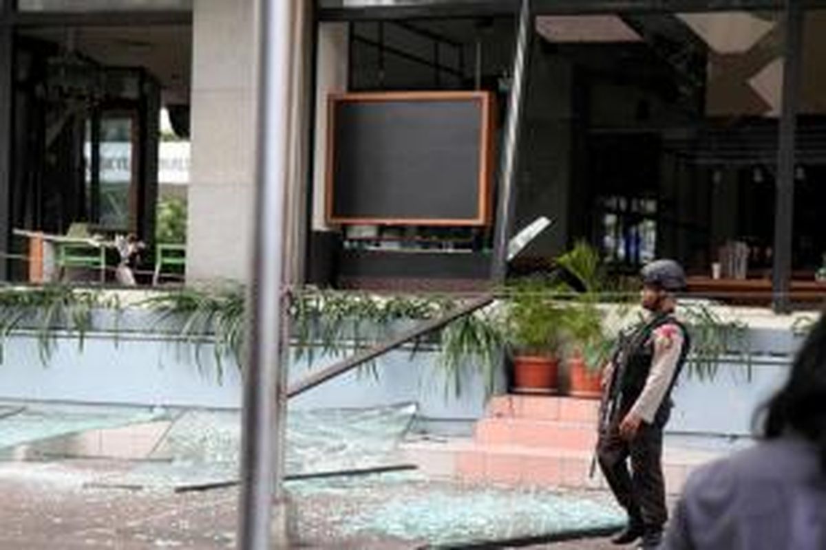 Kedai kopi Starbucks yang hancur terkena ledakan bom di Jalan MH Thamrin, Sarinah, Jakarta Pusat, Kamis (14/1/2016). Serangkaian ledakan menewaskan sejumlah orang, terjadi baku tembak antara polisi dan beberapa orang yang diduga pelaku.