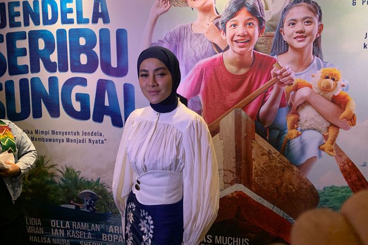 Olla Ramlan menghadiri acara gala premiere film Jendela Seribu Sungai di kawasan Senayan, Senin (17/7/2023). 