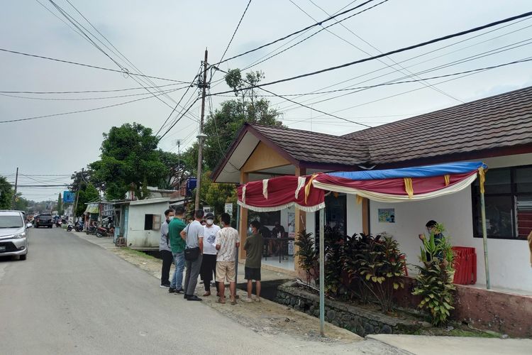 Sejumlah Tenaga Kerja Asing (TKA) asal Tiongkok Senin (28/6/2021) sore mendatangi Klinik Polres Lebak di Rangkasbitung. Mereka hendak vaksin namun ditolak lantaran tidak memilik KTP.