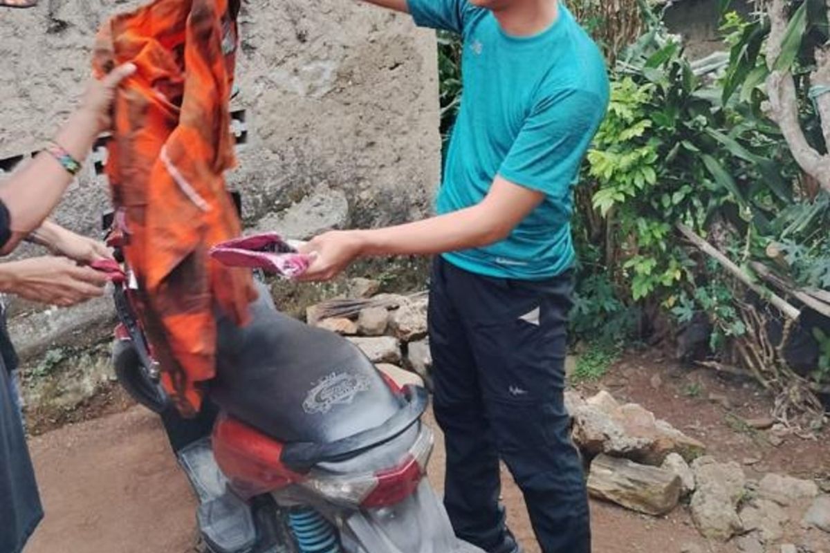 Rudi Boy (42) pria berseragam ormas Pemuda Pancasila atau PP yang memalak sopir truk di Rancabungur, Kabupaten Bogor, Jawa Barat, mengumpulkan uang Rp 90.000 dari hasil memalak.