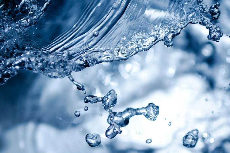 Air adalah contoh zat amfoter yang dapat bersifat sebagai asam sekaligus basa. 