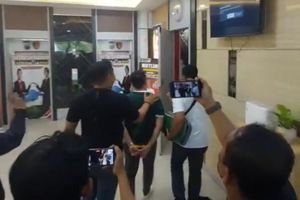 Samuel Ditetapkan Tersangka Polda Jatim, Buntut Pengusiran Paksa Nenek Elina di Surabaya