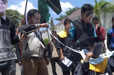 Mahasiswa UIN Malang Demo Pakai Kostum 