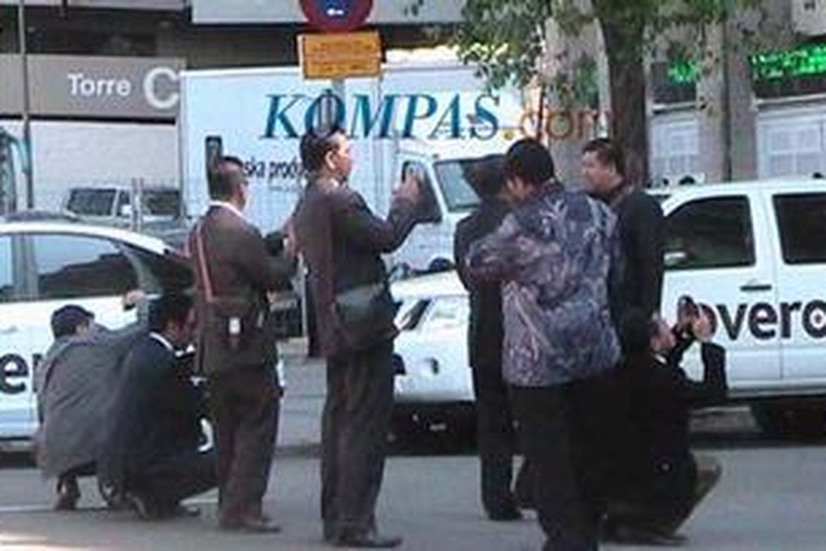 Rombongan anggota Komisi X DPR sedang berfoto-foto di depan Stadion Santiago Bernabeu, Madrid, Spanyol, Rabu (26/4/2011).