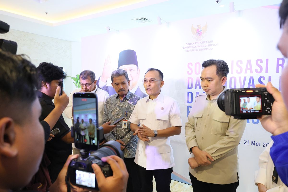 Wakil Kepala BP Taskin Iwan Sumule (kiri) bersama Bupati Jember Muhammad Fawait (kanan) dalam Sosialisasi Rencana Induk (Rinduk) dan Inovasi Daerah dalam Percepatan Pengentasan Kemiskinan di Gedung TB Taskin, Jakarta, Kamis (21/5/2026). 