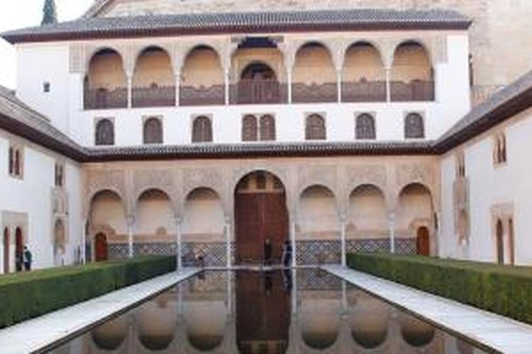 Alhambra, istana dan juga benteng di Kota Granada, Spanyol, Senin (16/11/2015). Alhambra merupakan destinasi wisata favorit wisatawan saat melancong ke Granada.