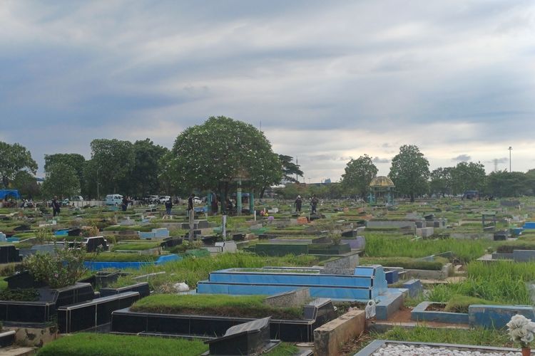 Jasa Penutup Motor di TPU Semper Raup Rp 200.000 per Hari Saat Lebaran