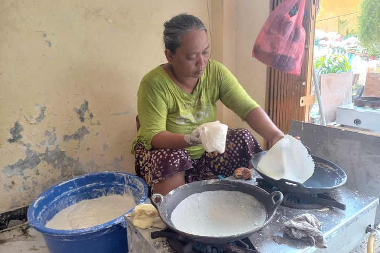 Salah satu pegawai rumah produksi Kulit Lumpia Bu Lili, Yayuk, sedang memasak adonan menjadi kulit lumpia, Senin (13/3/2023).