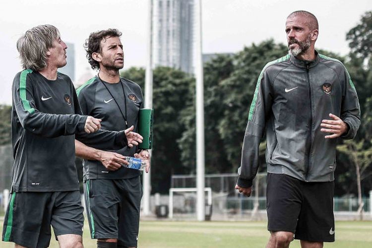 Pelatih Timnas Indonesia, Luis Milla, bersama dua asistennya Miguel Gandia dan Eduardo Perez, saat menjalani pemusatan latihan timnas U-23 Indonesia di lapangan ABC Senayan, Jakarta.