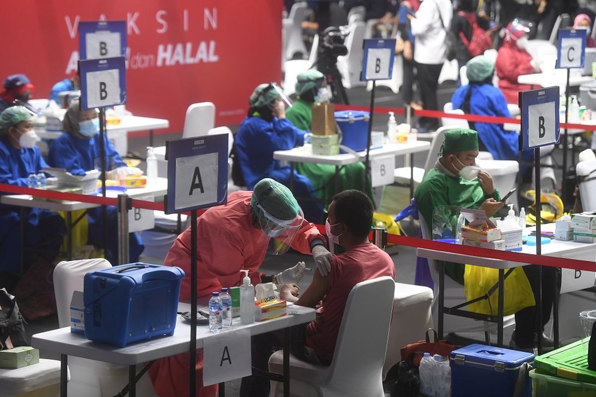 Seorang wartawan disuntik vaksin COVID-19 di Hall Basket, Senayan, Jakarta, Kamis (25/2/2021). Sebanyak 5.500 awak media di Jakarta akan menerima vaksin COVID-19 secara bertahap. ANTARA FOTO/Akbar Nugroho Gumay/hp.