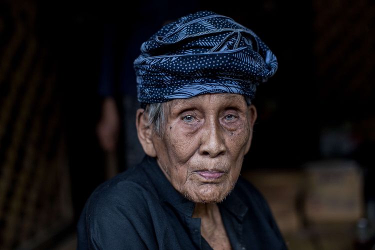 Nasina di Kampung Gajeboh, Desa Kanekes, Lebak, Banten, Selasa (1/3/2016). Nasina boleh disebut sebagai salah satu pelopor bisnis di kalangan orang Baduy. Ketika masih muda dan perkasa, tiap bulan Nasinah pergi ke Jakarta membawa barang dagangan berupa pakaian khas Baduy, madu, dan kerajinan tangan Baduy lainnya.