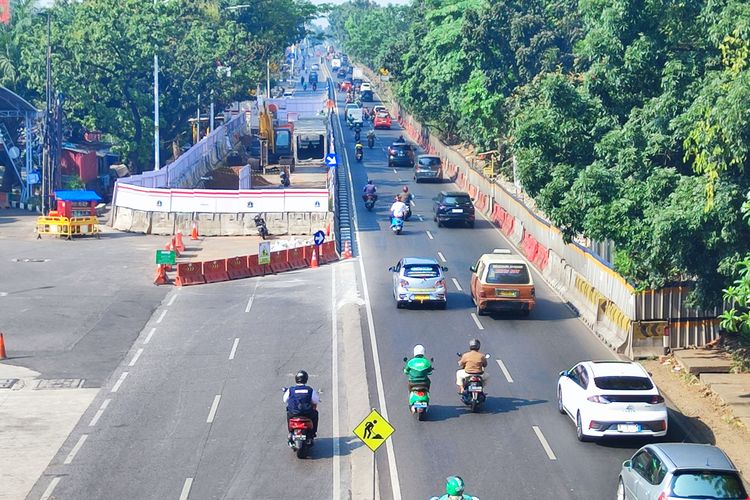 Lalu lintas di depan proyek saluran air Mal AEON Tanjung Barat, Jakarta Selatan terpantau lancar, Rabu (6/9/2023) pagi. 