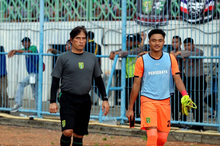 Penjaga gawang Persebaya Surabaya Ernando Ari (kanan) dan pelatih penjaga gawang Benny van Breukelen (kiri) untuk musim 2020.
