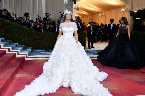 Kylie Jenner Pakai Kostum Gaun Pengantin dengan Topi di Met Gala 2022