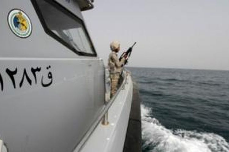 Anggota angkatan laut Arab Saudi berjaga di kapal patroli mereka yang melintas di perairan dekat Yaman