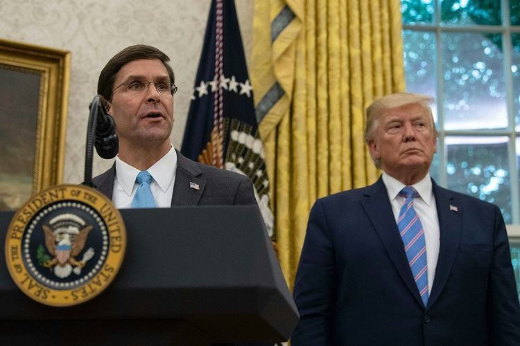Menteri Pertahanan AS Mark Esper (kiri) bersama Presiden Donald Trump, saat dilantik di Ruang Oval Gedung Putih, pada Selasa (23/7/2019).