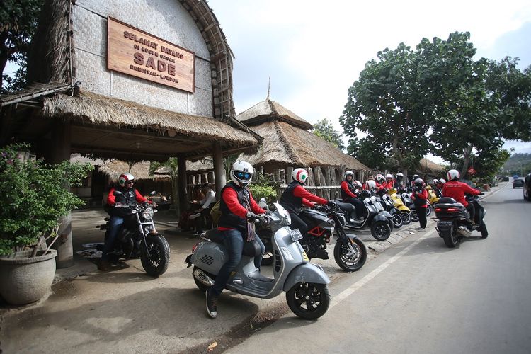 Rombongan turing PT Piaggio Indonesia keluar dari gerbang Desa Sade. Kehadiran barisan panjang sepeda motor ini mengundang perhatian banyak orang yang ada sekitar jalan raya Desa Rambitan, Pujut, Lombok Tengah, di mana desa wisata itu berada.