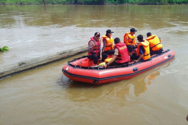 Petugas SAR Kendari bersama Kapolsek Ranomeeto Ipda Anissa Yusuf menggunakan perahu karet menyusuri Sungai Konaweeha untuk mencari seorang kakek yang tenggelam. (Foto dokumen Basarnas Kendari)
