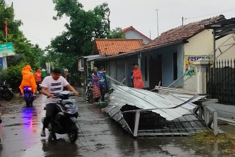 Hujan deras disertai angin kencang mengakibatkan puluhan rumah alami kerusakan di wilayah Kecamatan Brebes, Kabupaten Brebes, Jawa Tengah, Rabu (24/1/2024).