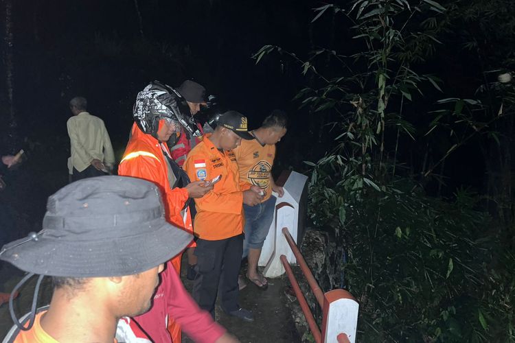 Tim SAR gabungan mencari korban tenggelam di sungai Desa Sampang, Kecamatan Sempor, Kabupaten Kebumen, Jawa Tengah, Minggu (3/3/2024) malam.
