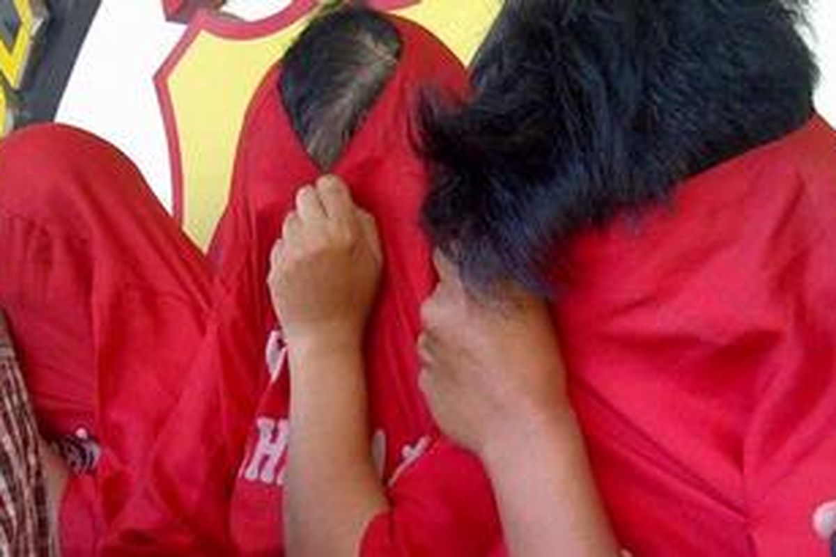 Empat tersangka pemakai dan kurir narkoba jenis sabu saat gelar perkara di Polrestabes Semarang, Rabu (30/5/2012). 