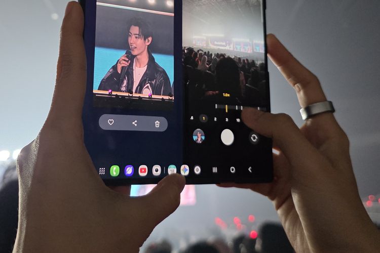 Anda bisa melihat dua tampilan aplikasi di satu layar yang sama sehingga proses pemilihan foto dan video bisa dilakukan secara bersamaan