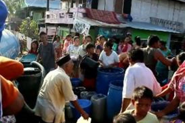 Warga d desa ujung Lero kabupaten Pinrang Sulawesi selatan rebutan air bersih yang dibagikan petugas PDAM setempat. 
